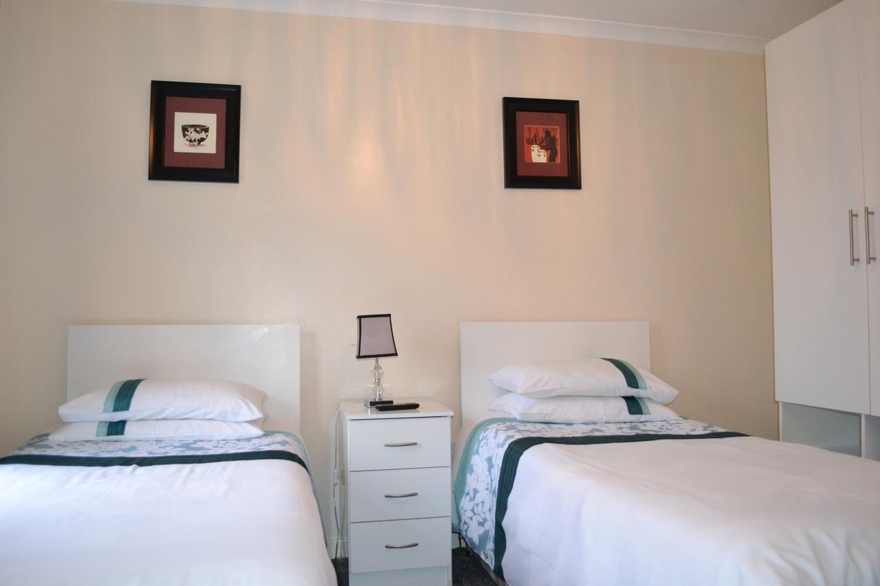 Annie'S Guest House Фарнборо Экстерьер фото